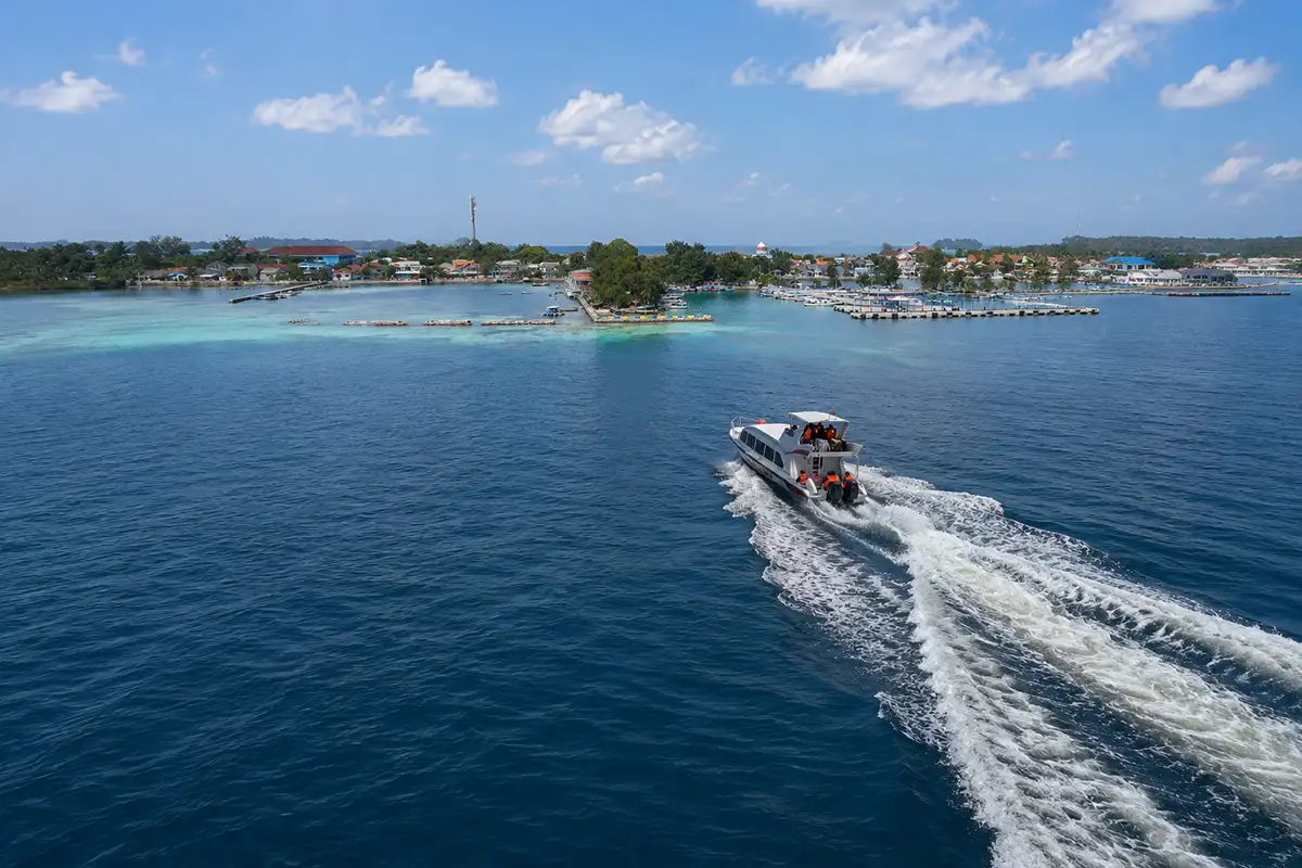 Kapal menuju Pulau Harapan untuk paket wisata 3 hari 2 malam dari Jakarta